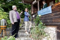 Die Rosenheim-Cops – Kioskbesitzer und Freund des Opfers, Raffael Schmölzer (Marco Bretscher-Coschignano, r.) wird von den Kommissaren Stadler (Dieter Fischer, l.) und Andresen (Sophie Melbinger, M.) zum Tod von Bartholomäus Kolb befragt.