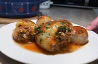 Stadt Land Kunst – In Sarajevo kauft Almira für ihr Rezept Paprika und Zwiebeln. Diese füllt sie mit einer Mischung aus Hackfleisch, Paprika, Karotten, Petersilie, Zwiebeln, Tomatensauce und Reis.