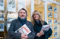 Wow! – Oracio (Bruno Podalydès) und Catherine (Karin Viard) arbeiten als Immobilienmakler für die Agentur „Wahou !“ im Speckgürtel von Paris.