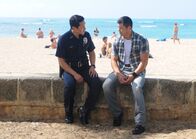 Hawaii Five-0 – Hat Chin (Daniel Dae Kim, l.) in der Vergangenheit Gabriel (Christopher Sean, r.), dem Bruder seiner verstorbenen Frau, einen Gefallen getan und ihm als Kleinkriminellen eine zweite Chance gegeben?