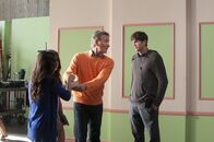 Freundschaft Plus – Adam (Ashton Kutcher, r.) wendet sich hilfesuchend an seinen Vater (Kevin Kline, 2.v.r), der ist jedoch schwer mit seinen Fans beschäftigt.