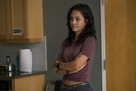 MacGyver – Auf der Suche nach ihrem Vater führt die Verfolgung von dessen Handy Riley (Tristin Mays) zu Jacks Wohnung, wo sie wider Erwarten beide bei der Lösung eines großen Problems vorfindet ...
