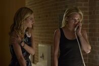 Girls' Night Out – Joelle (Kelly Kruger, l.); McKenzie (Mackenzie Mauzy, r.)