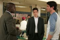 Numb3rs - Die Logik des Verbrechens – Bei ihren Ermittlungen stoßen Don (Rob Morrow, M.) und David (Alimi Ballard, l.) auf Malcolm (Will Beinbrink, r.). Hat er mit dem Mord was zu tun?