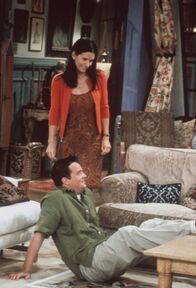 Friends – Chandler (Matthew Perry, vorne) und Monica (Courteney Cox, hinten) geraten bei der Planung der gemeinsamen Wohnung aneinander.