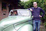 Unser Land in den 50ern – Altes Schätzchen: Den „Buckeltaunus“, Baujahr 1950 entdeckte Hannes Altenährs Großvater völlig verrostet und kaputt auf dem Schrottplatz. Nach mehrjähriger Komplettrenovierung strahlt er wieder im alten Glanz.