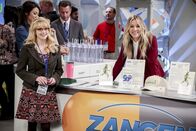 The Big Bang Theory – L-R: Bernadette Rostenkowski-Wolowitz (Melissa Rauch), Penny (Kaley Cuoco).