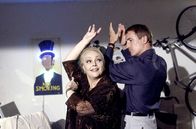 Die Rosenheim-Cops – Kommissar Ulrich Satori (Markus Böker) versteht sich mehr als nur prächtig mit der Tante (Barbara Schöne) seines Kollegen, was er nur zu gerne demonstrativ zur Schau stellt.