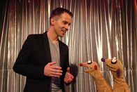 Unser Sandmännchen – Die Erdmännchen Jan und Henry hören ein seltsames Geräusch, dass sich genauso anhört wie ein Schneemann, der gerade ein Zirkuskunststück einstudiert. Sie ahnen nicht, dass sie kurze Zeit später selbst auf einer Bühne stehen werden.