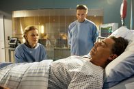 Der Bergdoktor – Dr. Kahnweiler (Mark Keller, M.) und Anne Meierling Ines Lutz) sind noch immer voller Sorge um Arthur Diestelmeier (Martin Feifel, r.).