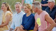 Praxis mit Meerblick – Nora Kaminski (Tanja Wedhorn), Peer Kaminski (Dirk Borchardt), Franziska Jäger (Tina Amon Amonsen) und Dr. David Mandel (Marco Girnth) schauen sich die Aufführung nach dem Beachvolleyballturnier an."