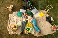 Rote Rosen – Daniel (Daniel Fritz) organisiert für Lou (Eva-Maria Grein von Friedl) ein romantisches Picknick, bei dem die beiden sich wieder näher kommen.