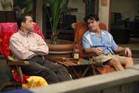 Two and a Half Men – Charlie (Charlie Sheen, r.) ist von Chelsea verlassen worden. Sein Bruder Alan (Jon Cryer, l.) will den Grund dafür erfahren.