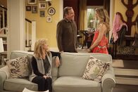 Last Man Standing – Noch freuen sich Vanessa (Nancy Travis, l.) und Mike (Tim Allen, M.) über den Besuch von April (Christina Moore, r.) ...