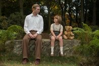 Goodbye Christopher Robin – A.A. Milne (Domhnall Gleeson, l.); Christopher Robin (Will Tilston, r.)