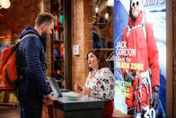 The Great Indoors – Jack Gordon (Joel McHale, l.); Esther (Deborah Baker jr., r.)