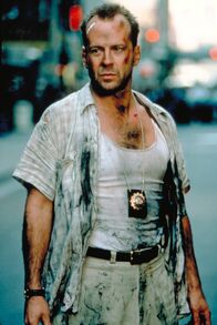 Stirb langsam - Jetzt erst recht – Der Polizist John McClane (Bruce Willis, r.) ist am Ende: Seine Frau hat ihn verlassen, er trinkt zu viel und ist eigentlich vom Dienst suspendiert. Als plötzlich der irre Terrorist Simon Gruber bei der Polizei anruft und nur mit einem einzigen Mann reden will, nämlich McClane, ist der Haudegen plötzlich wieder mitten drin ...