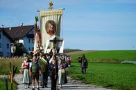Hoagascht – Prozession mit Vereinen und Kirchgänger beim Erntedankfest in Hallwang