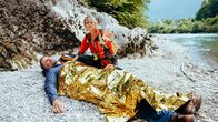 Die Bergretter – Katharina (Luise Bähr) und ihr Team haben den schwerverletzten und erschöpften Robert Eichner (Simon Böer) gefunden. Jetzt zählt jede Minute.