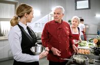 Sturm der Liebe – Hildegard (Antje Hagen, r.) und Rosalie (Natalie Alison, l.) begreifen, wie sehr André (Joachim Lätsch, M.) das geplatzte Treffen mit Bettina zusetzt (mit Komparsin).