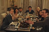 How I Met Your Mother – Blitzgiving: (v.l.n.r.) Barney (Neil Patrick Harris), Robin (Cobie Smulders), Blitz (Jorge Garcia), Ted (Josh Radnor), Zoey (Jennifer Morrison), Lily (Alyson Hannigan) und Marshall (Jason Segel) ...