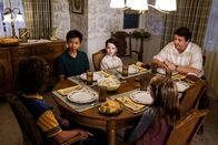 Young Sheldon – Kann ein Familienessen mit Sheldons (Iain Armitage, M.) neuem Freund wirklich gutgehen oder treten (im Uhrzeigersinn) Georgie (Montana Jordan), Tam (Ryan Phuong), George (Lance Barber) und Missy (Raegan Revord) in jedes erdenkliche Fettnäpfchen?