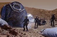 Red Planet – Commander Bowman bleibt an Bord des Raumschiffes, nur die fünf Männer landen mit einem Shuttle auf dem Mars: (v.l.n.r.) Dr. Quinn Burchenal (Tom Sizemore), Chip Pettengil (Simon Baker), Ted Santen (Benjamin Bratt), Dr. Bud Chantilas (Terence Stamp) und Robbie Gallagher (Val Kilmer) ...