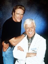 Diagnose: Mord – Ein eingespieltes, erfolgreiches Gespann: Dr. Mark Sloan (Dick Van Dyke, r.), Oberarzt einer Klinik und medizinischer Berater der Polizei, und sein Sohn Steve (Barry Van Dyke), der bei der Mordkommission als Polizist tätig ist.