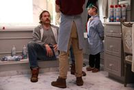 The Mick – Selbst einen Zahn zu ziehen ist doch keine große Sache. Jimmy (Scott MacArthur, l.), Chip (Thomas Barbusca, M.) und Ben (Jack Stanton, r.) ahnen nicht, was für Konsequenzen dieses Experiment mit sich bringt ...