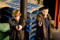 Bruderehre – L-R: Dezzie (Leo Gregory), Yasin (Chike Chan)