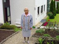 Trümmerleben – SWR Fernsehen TRÜMMERLEBEN TEIL 3, "Flüchtlinge und Vertriebene" Uhr. Ursula Kwapil, eine ehemalige Mitarbeiterin der Caritas, die ihre schlesische Heimat überstürzt hatte verlassen müssen.