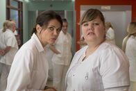 Notruf Hafenkante – Jasmin (Gerit Kling, l.) und Frauke (Manuela Wisbeck, r.) staunen über das Durcheinander im EKH.