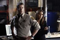 EUReKA - Die geheime Stadt – Merkwürdige Dinge gestehen seit Callister Raynes in Eureka ist. Jack Carter (Colin Ferguson, l.) und Allison Blake (Salli Richardson-Whitfield, r.) versuchen herauszufinden, was los ist ...