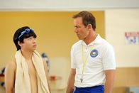 The Goldbergs – (v.li.) Kenny Ridwan (Dave Kim), Bryan Callen (Mr. Mellor).