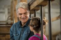 Daheim in den Bergen – ARD Degeto DAHEIM IN DEN BERGEN - SCHWESTERNLIEBE Uhr im ERSTEN. Sebastian Leitner (Walter Sittler) will das Beste für seine Enkelin Lea (Lilly Kiara Walleshauser).