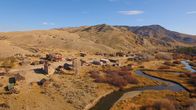 Lost Places – Im Süden des spärlich besiedelten US-Bundesstaats Montana liegen die Ruinen der ehemaligen Goldgräberstadt Bannack. Um den damaligen Sheriff Henry Plummer ranken sich Legenden.