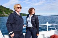 WaPo Bodensee – Nele Fehrenbach (Floriane Daniel, li.) und Julia Demmler (Wendy Güntensperger, re.) beobachten aus der Ferne ihren neuen Kollegen Jakob Frings.