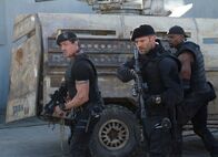 The Expendables 2 – Ein starkes Team von Kämpfern, perfekt aufeinander eingespielt: Barney Ross (Sylvester Stallone, l.), Lee Christmas (Jason Statham, M.) und Hale Caesar (Terry Crews, r.) ...