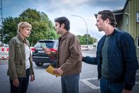 Notruf Hafenkante – Farid Rahimi (Kerem Can, M.) weiß nicht mehr weiter. Die Lösegeldübergabe zur Befreiung seiner Tochter ist geplatzt, weil der Entführer Melanie (Sanna Englund, l.) und Mattes (Matthias Schloo, r.) entdeckte.