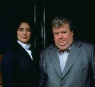 Inspector Barnaby – Dorfarzt Dr. Burgess (Ian McNeice, r.) ist hoffnungslos verliebt in die Reitlehrerin Francesca Ward (Yolanda Vazquez, l.).