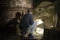 Schloss Einstein – Jannis (Maximilian Scharr) will seine Spuren verwischen. Ob der Internatskeller ein gutes Versteck ist?