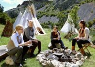 Winnetous Weiber – Simone (Teresa Weißbach, li.), Gabriele (Floriane Daniel, 2. v. li.), Nora (Josephin Busch) und Maren Bogner (Nina Kronjäger, r.) campen im Indianerdorf.