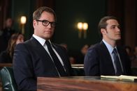 Bull – Dr. Jason Bull (Michael Weatherly, l.); Stephen Raposa (Aaron Dean Eisenberg, r.)