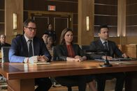 Bull – (v.l.n.r.) Dr. Jason Bull (Michael Weatherly); Taylor Rentzel (MacKenzie Meehan); Benny Colón (Freddy Rodriguez)