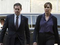 Homeland – Nach dem Anschlag in New York wird Elizabeth Keane (Elizabeth Marvel, r.) von Agent Thoms (James Mount, l.) in Sicherheit gebracht und zusätzlich von Dar Adal ausgebootet ...