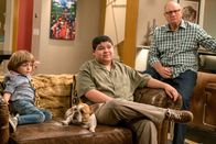 Modern Family – L-R: Joe Pritchett (Jeremy Maguire), Manny Delgado (Rico Rodriguez) und Jay Pritchett (Ed O'Neill)