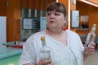Notruf Hafenkante – Frauke (Manuela Wisbeck) bekämpft die Methanolvergiftung ihrer Patienten mit echtem Alkohol.