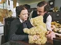 Margarete Steiff – Margarete (Heike Makatsch) und ihr Bruder Fritz (Felix Eitner) haben gemeinsam den ersten Bären entwickelt und genäht.