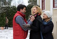 Sturm der Liebe – ARD STURM DER LIEBE FOLGE 1702 Uhr im ERSTEN. Veit (Guido Broscheit, l.) beobachtet aus dem Hintergrund, wie sich Konstantin (Moritz Tittel, 2.v.l.) und Marlene (Lucy Scherer, r.) von Natascha (Melanie Wiegmann, 2.v.r.) verabschieden.