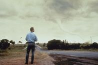 Twister – Über Oklahoma braut sich ein Jahrhundertsturm zusammen und Wissenschaftler Bill Thornton (Bill Paxton) möchte ihn erforschen ... ob das gut geht?